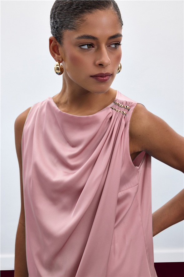 Aksesuar Detaylı Kolsuz Bluz - Pembe