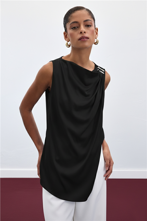 Aksesuar Detaylı Kolsuz Bluz - Siyah