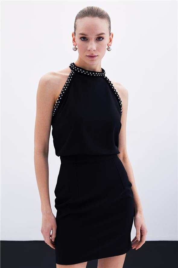 Aksesuar Detaylı Kolsuz Bluz - Siyah