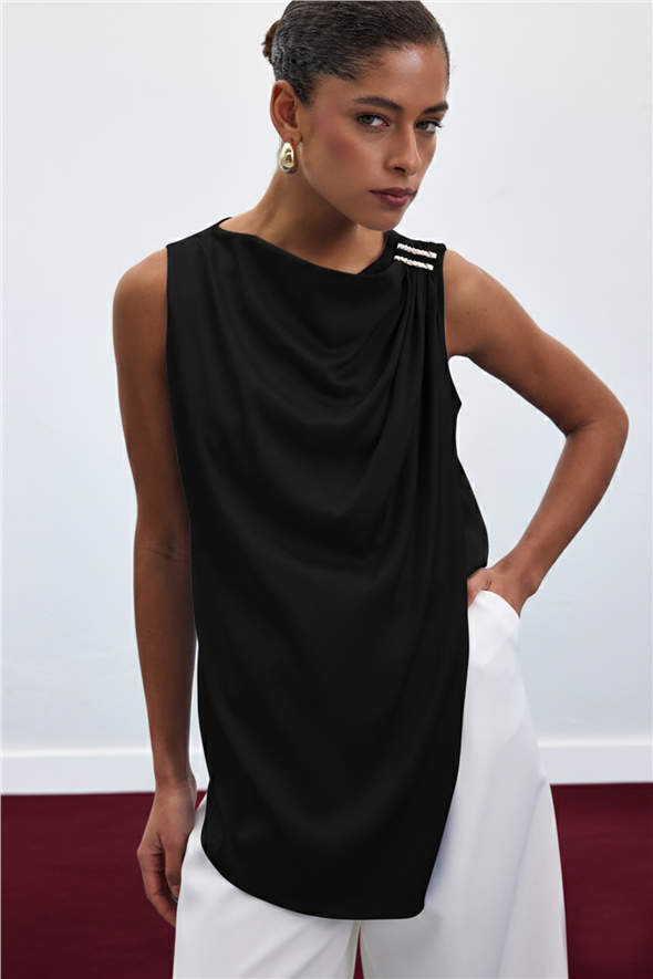 Aksesuar Detaylı Kolsuz Bluz - Siyah