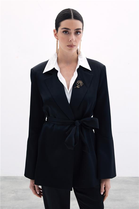 Broşlu Uzun Ceket - Siyah