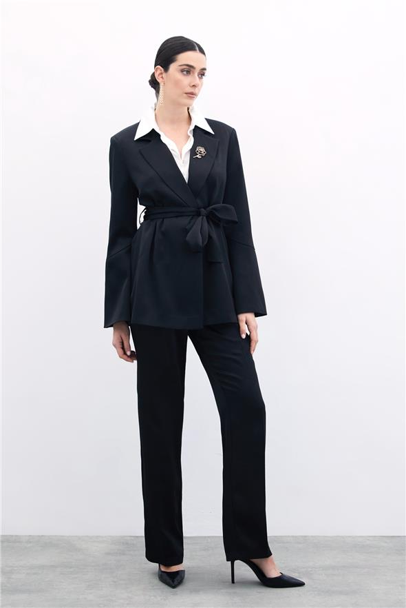 Broşlu Uzun Ceket - Siyah