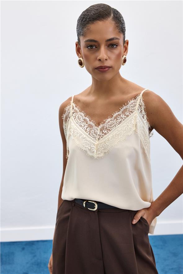 Dantel Detaylı Askılı Bluz - Bej