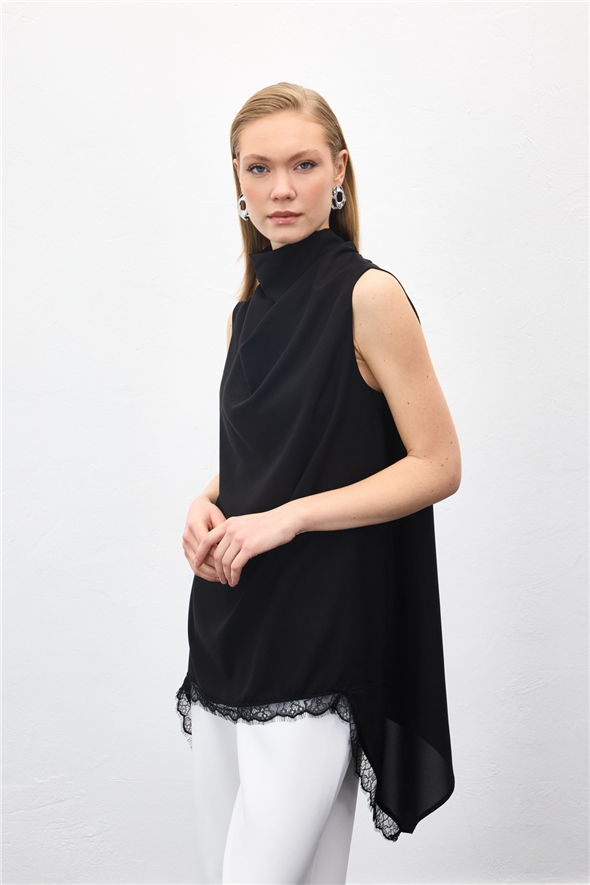 Dantel Detaylı Degaje Yaka Bluz - Siyah