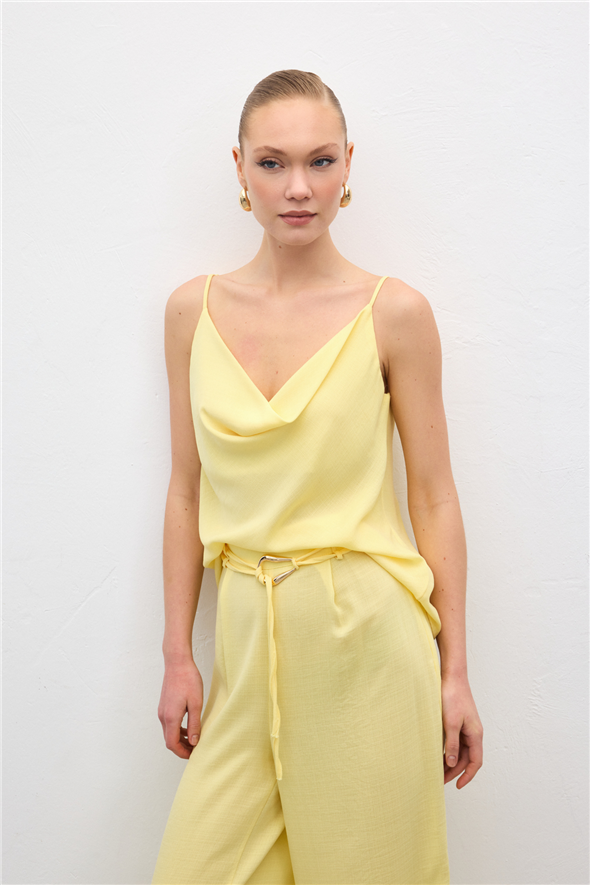 Degaje Yaka Dökümlü Bluz - Sarı