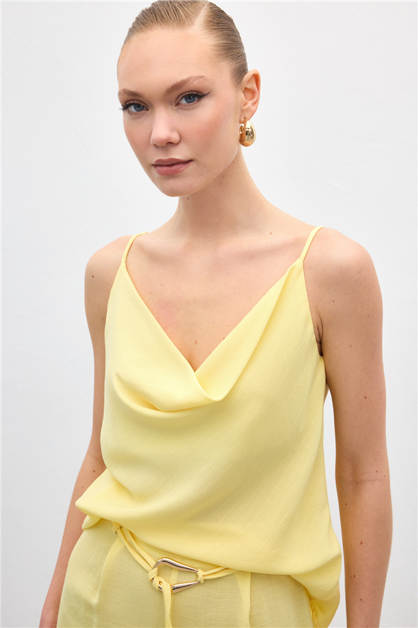 Degaje Yaka Dökümlü Bluz - Sarı