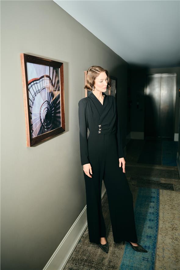 Fiyonk Aksesuarlı Krep Tulum - Siyah