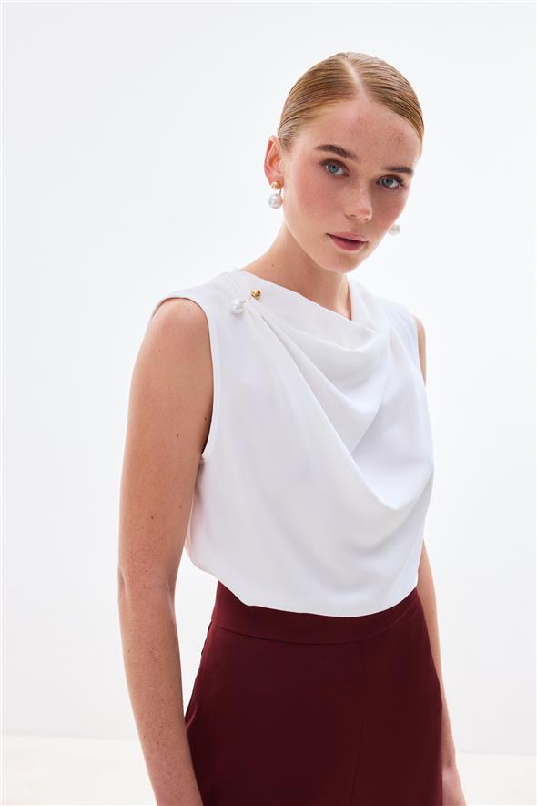 İnci Broşlu Degaje Bluz - Ekru