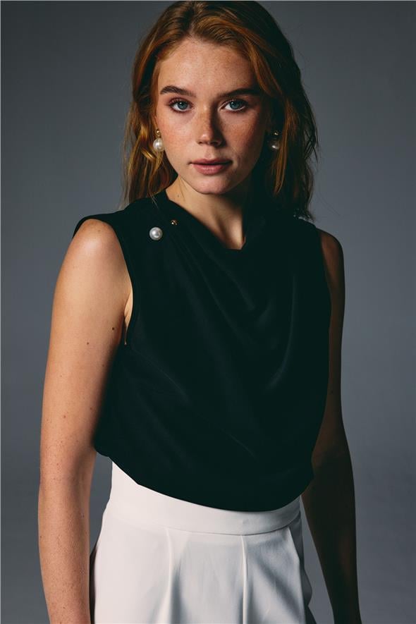 İnci Broşlu Degaje Bluz - Siyah