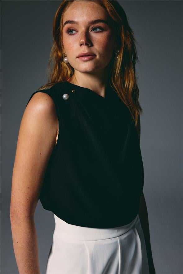 İnci Broşlu Degaje Bluz - Siyah