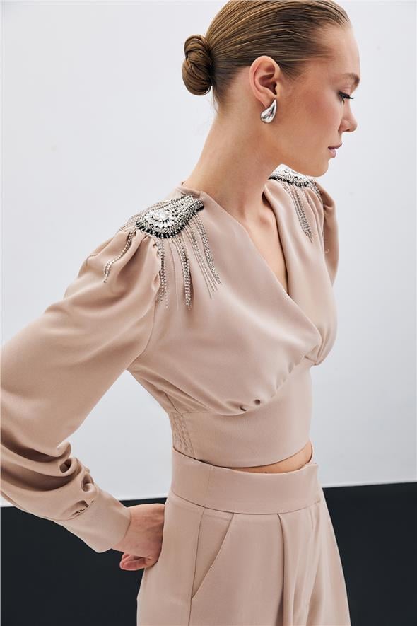 Omuz Aksesuarlı Kısa Bluz - Bej