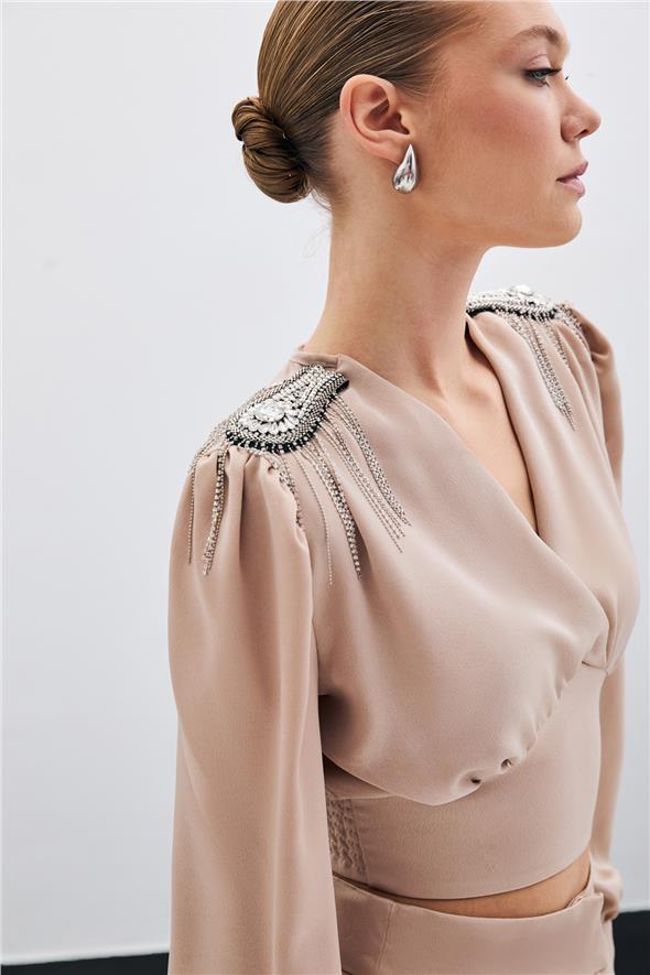 Omuz Aksesuarlı Kısa Bluz - Bej