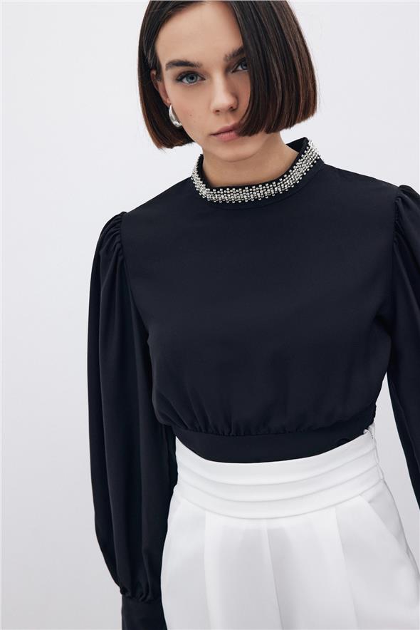 Yaka Aksesuarlı Bluz - Siyah