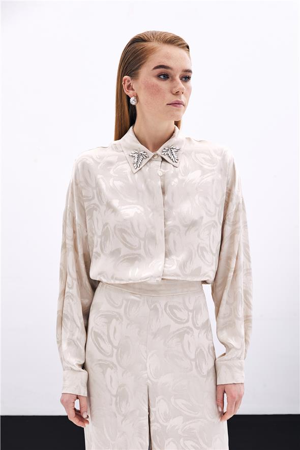 Yaka Aksesuarlı Desenli Gömlek - Bej