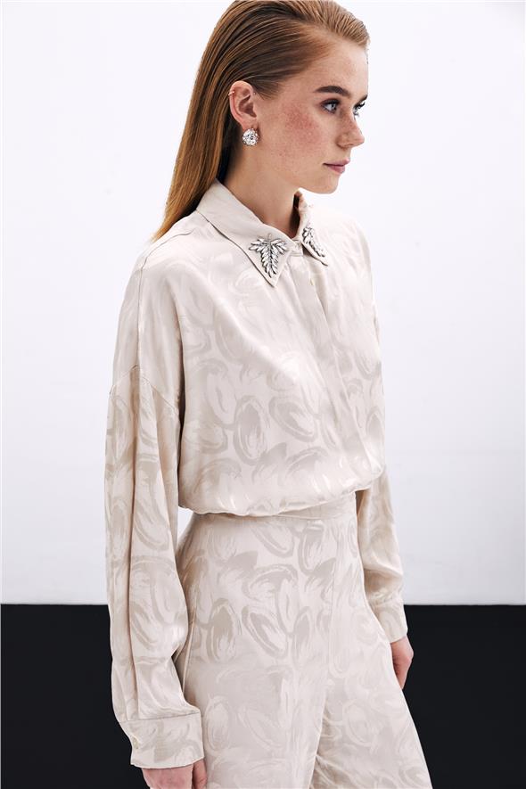 Yaka Aksesuarlı Desenli Gömlek - Bej