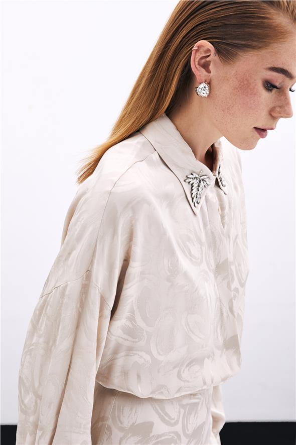 Yaka Aksesuarlı Desenli Gömlek - Bej