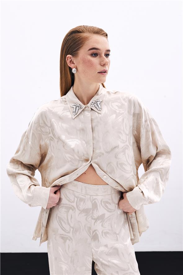 Yaka Aksesuarlı Desenli Gömlek - Bej