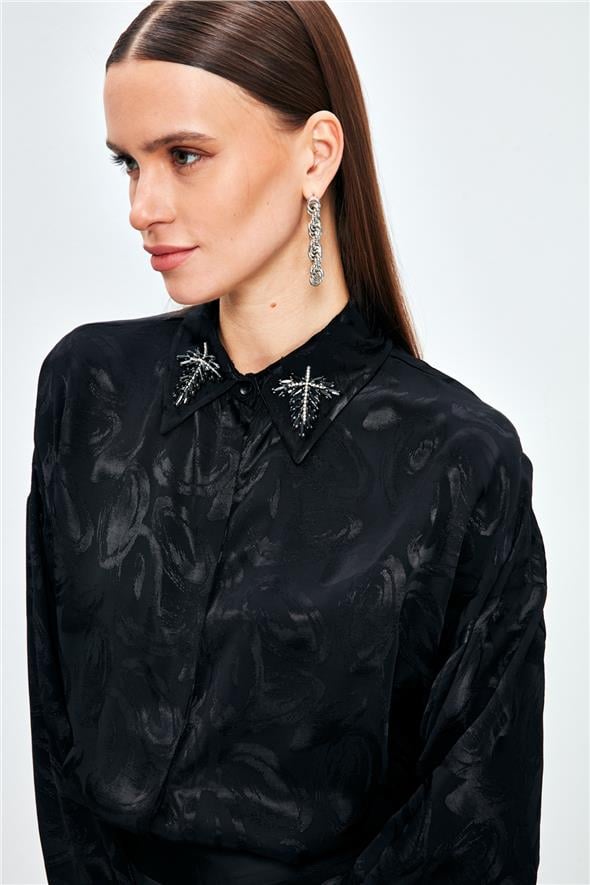 Yaka Aksesuarlı Desenli Gömlek - Siyah