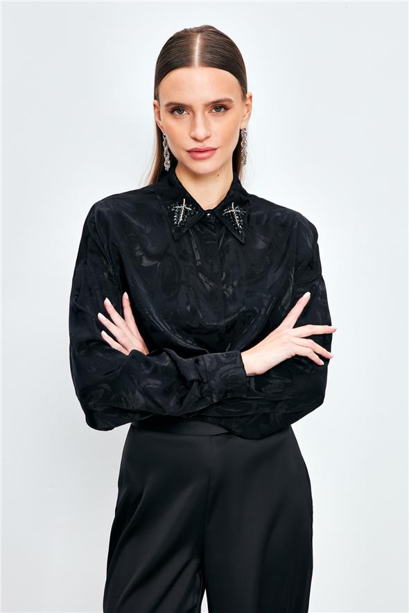 Yaka Aksesuarlı Desenli Gömlek - Siyah