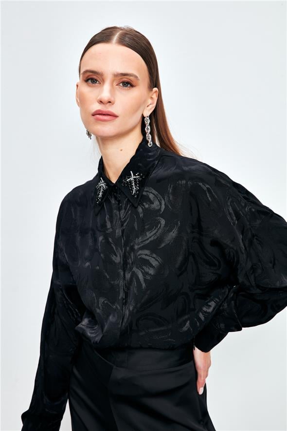 Yaka Aksesuarlı Desenli Gömlek - Siyah