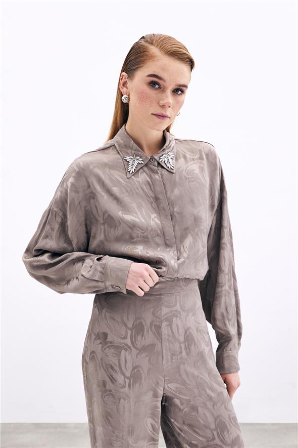 Yaka Aksesuarlı Desenli Gömlek - Vizon