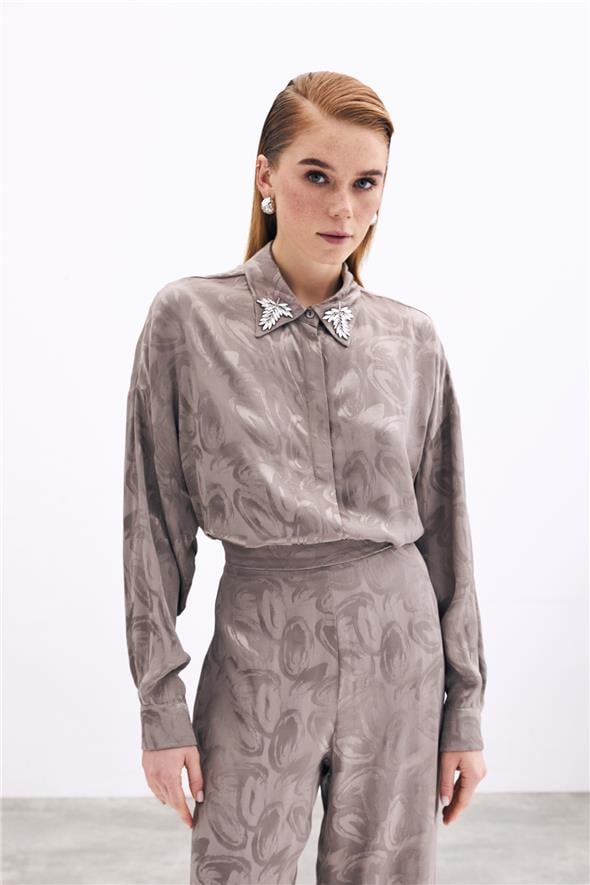 Yaka Aksesuarlı Desenli Gömlek - Vizon