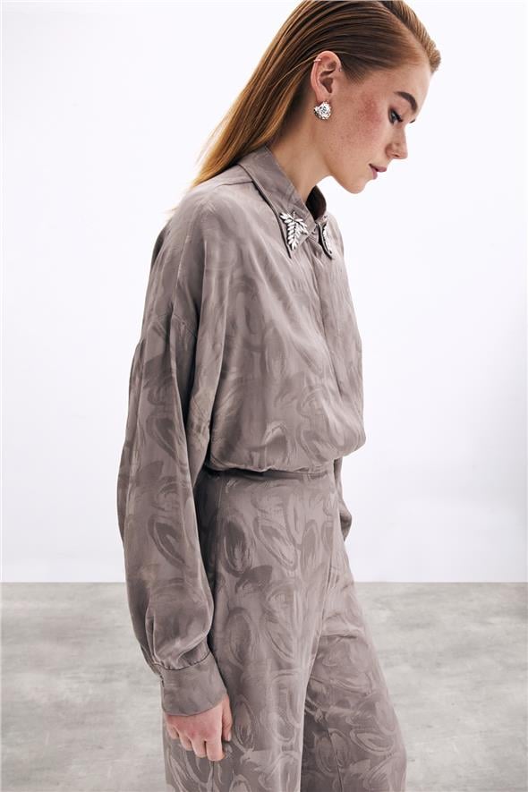 Yaka Aksesuarlı Desenli Gömlek - Vizon