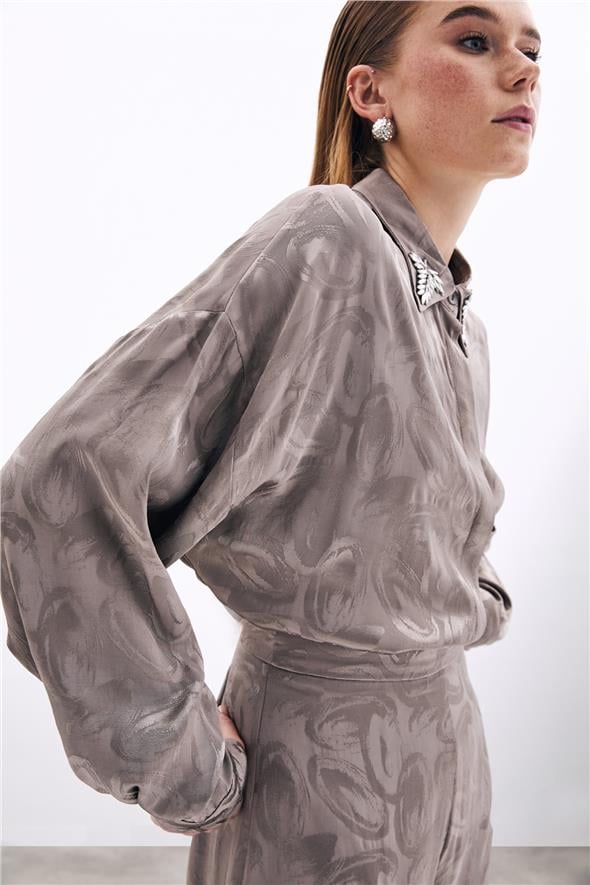 Yaka Aksesuarlı Desenli Gömlek - Vizon