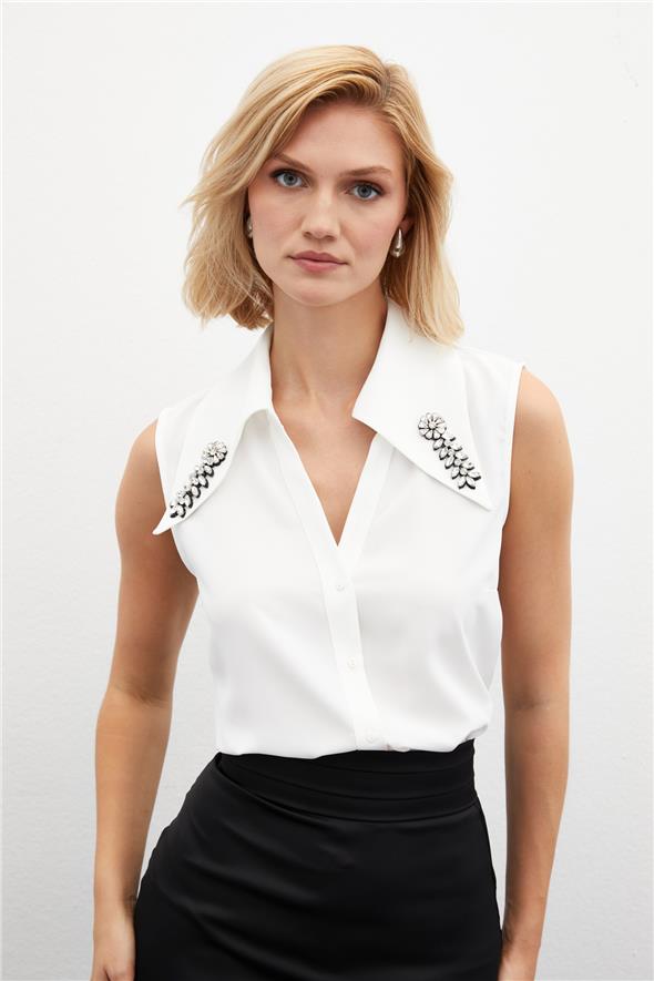 Yaka Aksesuarlı Kolsuz Gömlek - EKRU