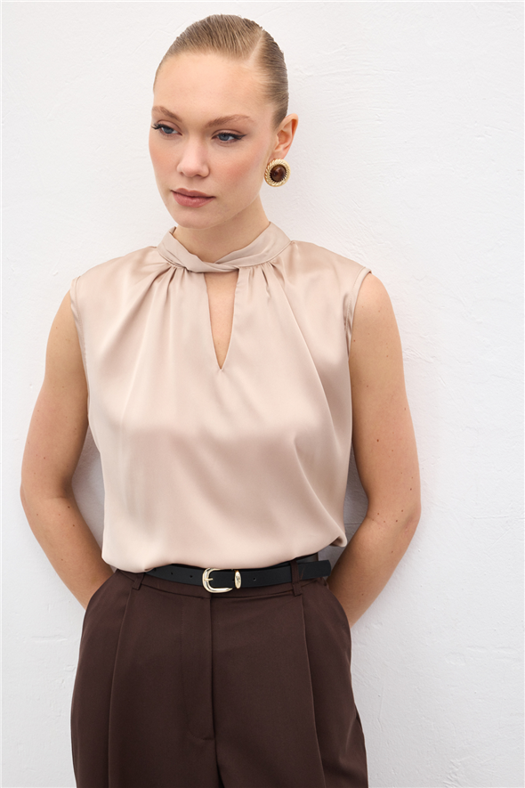 Yaka Detaylı Saten Bluz - Bej