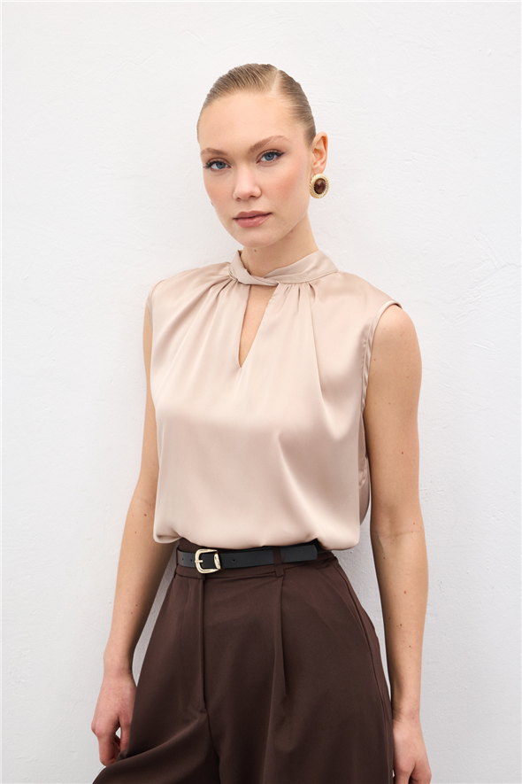 Yaka Detaylı Saten Bluz - Bej