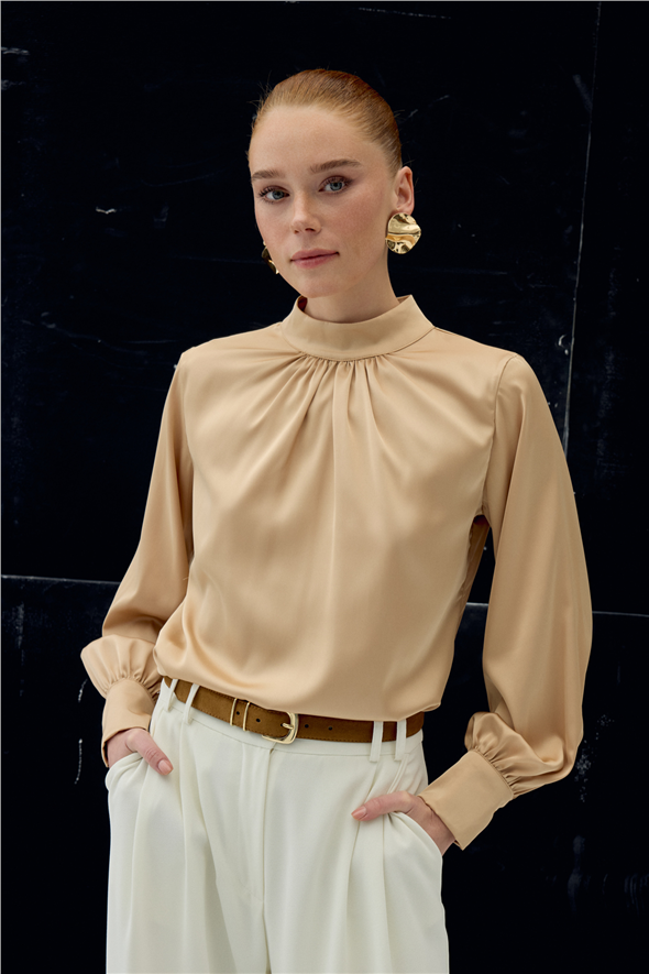 Yaka Detaylı Saten Bluz - Camel