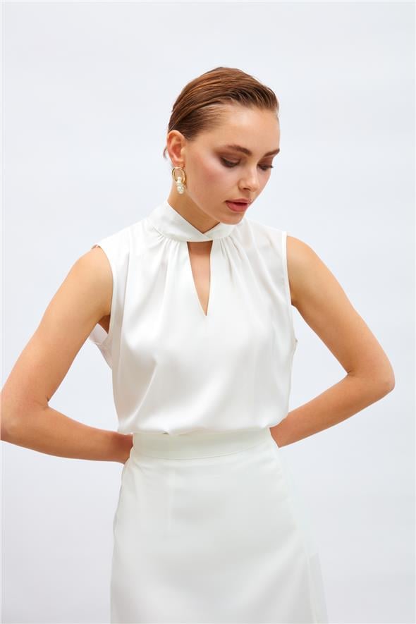 Yaka Detaylı Saten Bluz - EKRU