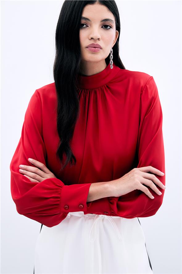 Yaka Detaylı Saten Bluz - Kırmızı