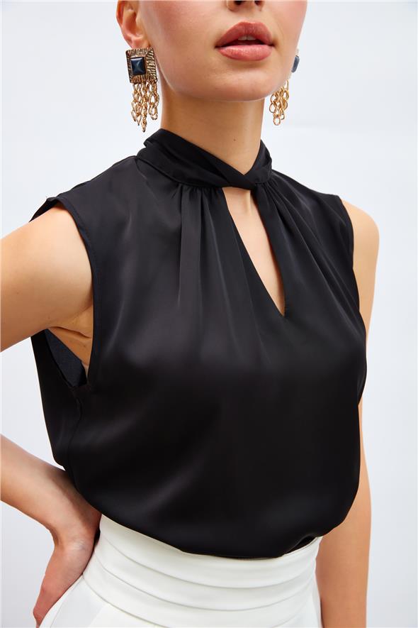 Yaka Detaylı Saten Bluz - SİYAH