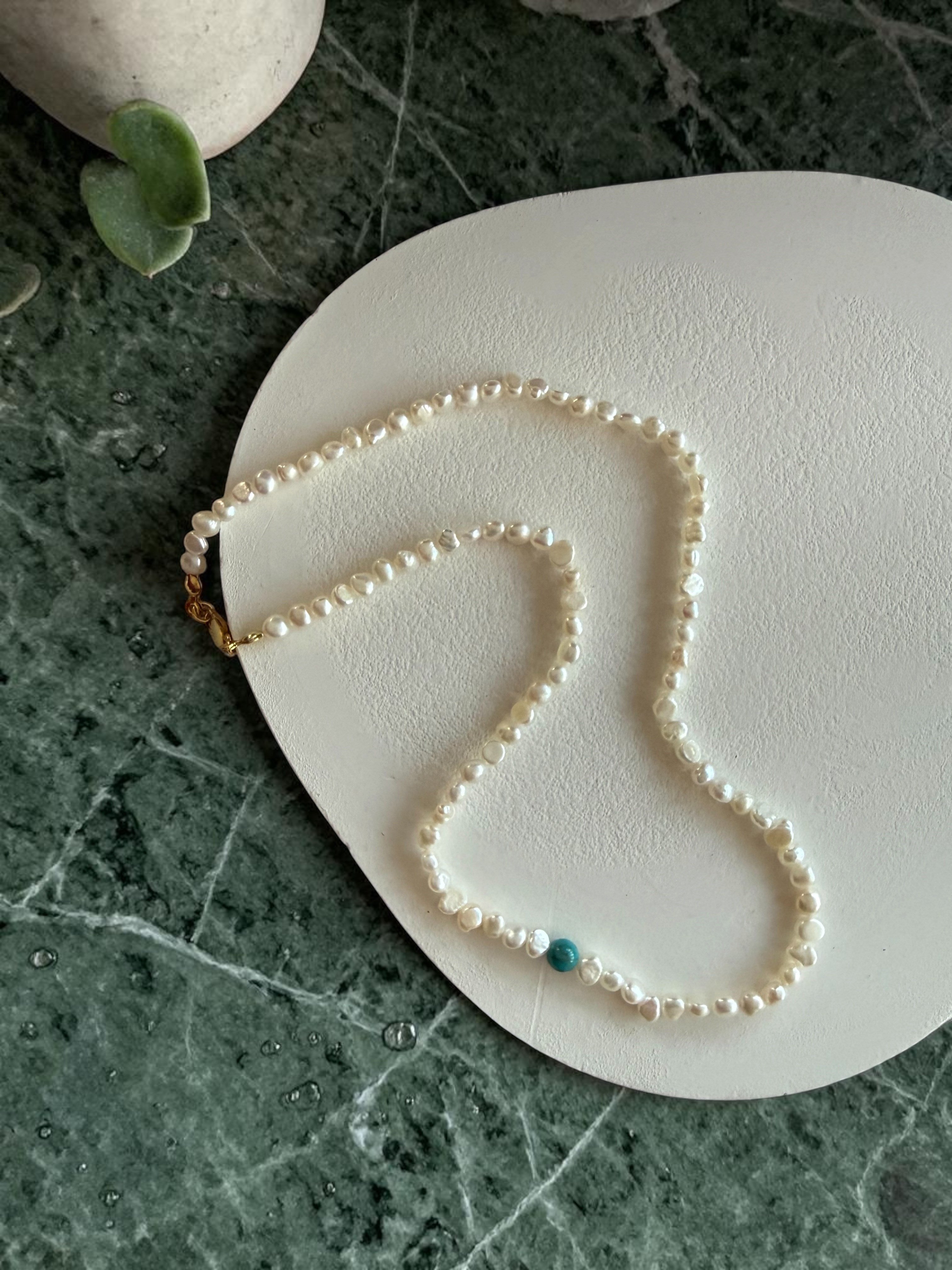 Turkuaz Detaylı Asimetrik İnci Kolye