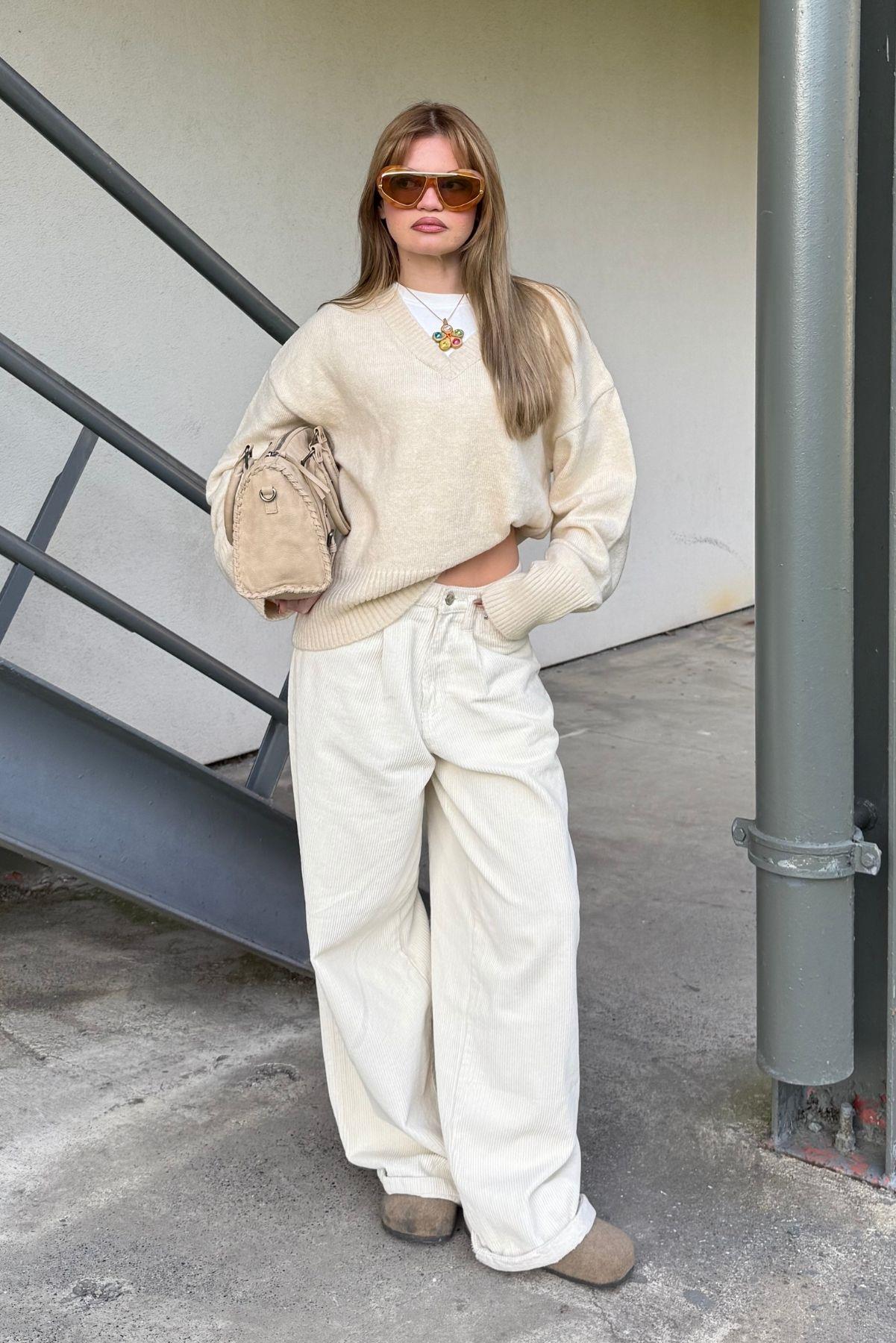 Bej V Yaka Yumuşak Dokulu Relaxed Fit Triko Kazak