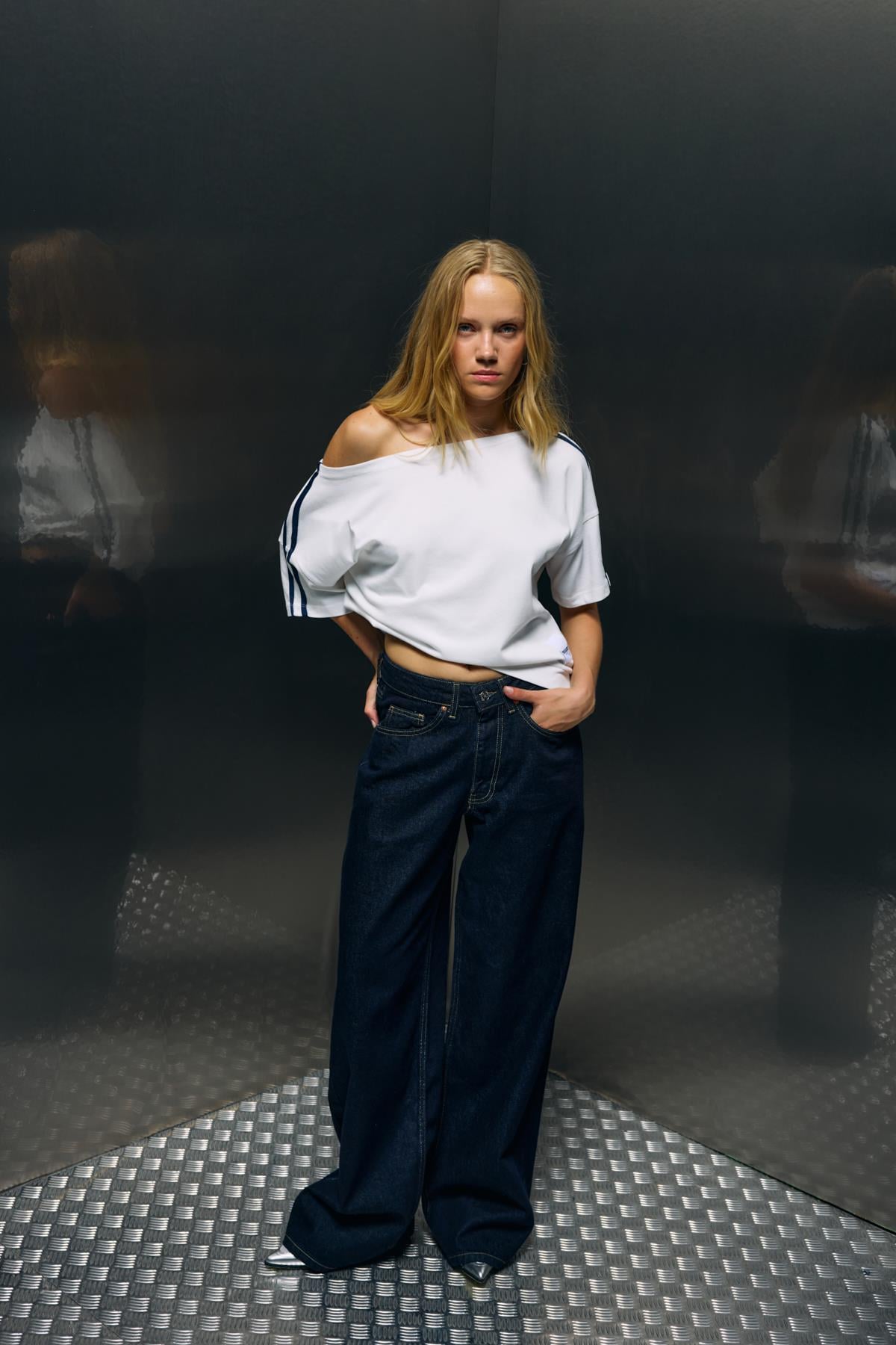 Beyaz Omuzu Açık Şeritli Oversize T-Shirt 