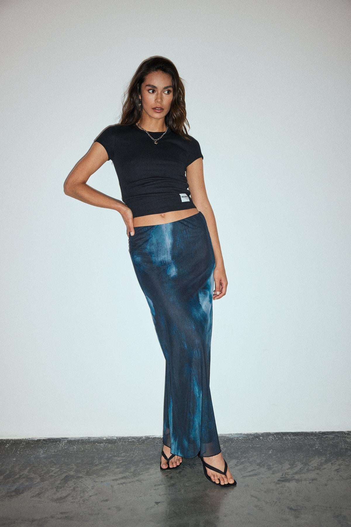 Siyah Mavi Batik Desenli Tül Fitted Maxi Etek
