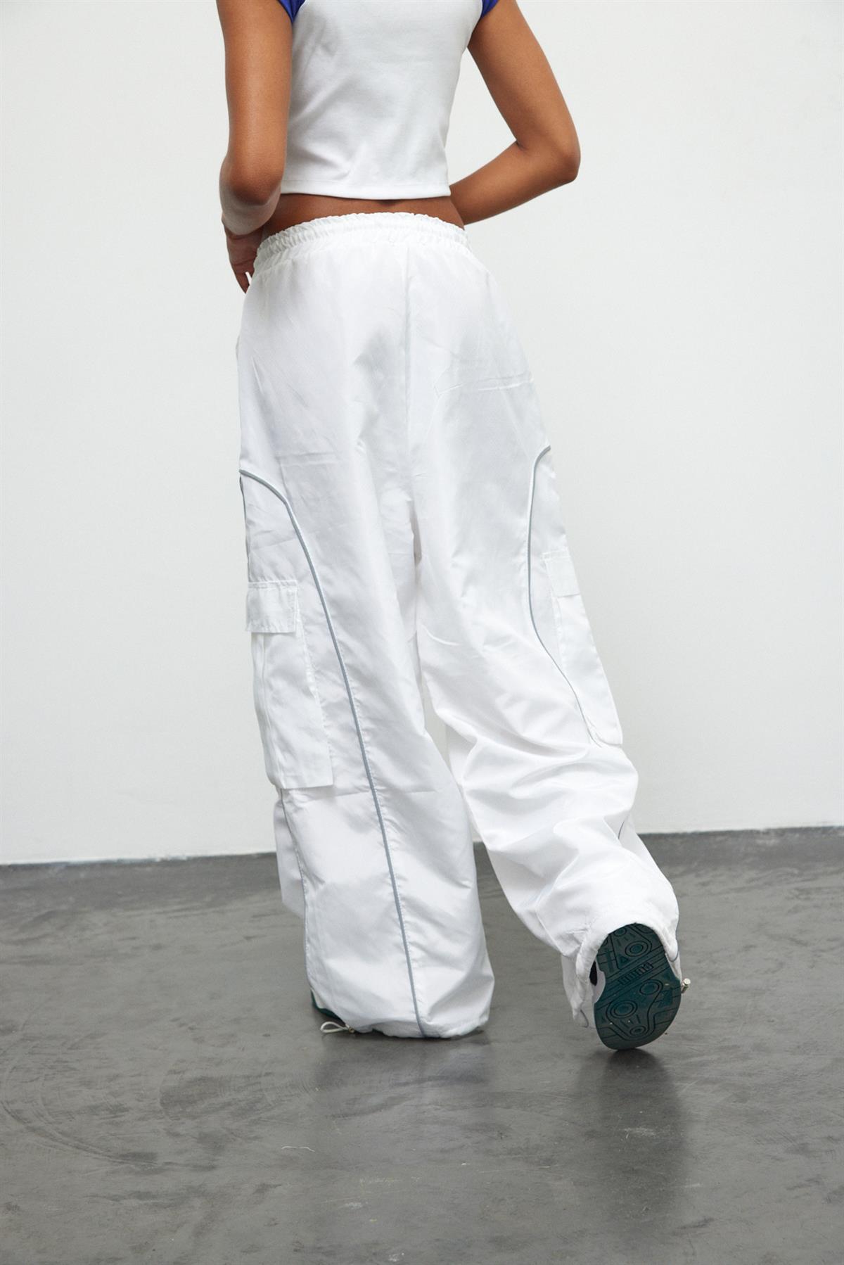 Beyaz Oversize Şeritli Kargo Cepli Paraşüt Pantolon