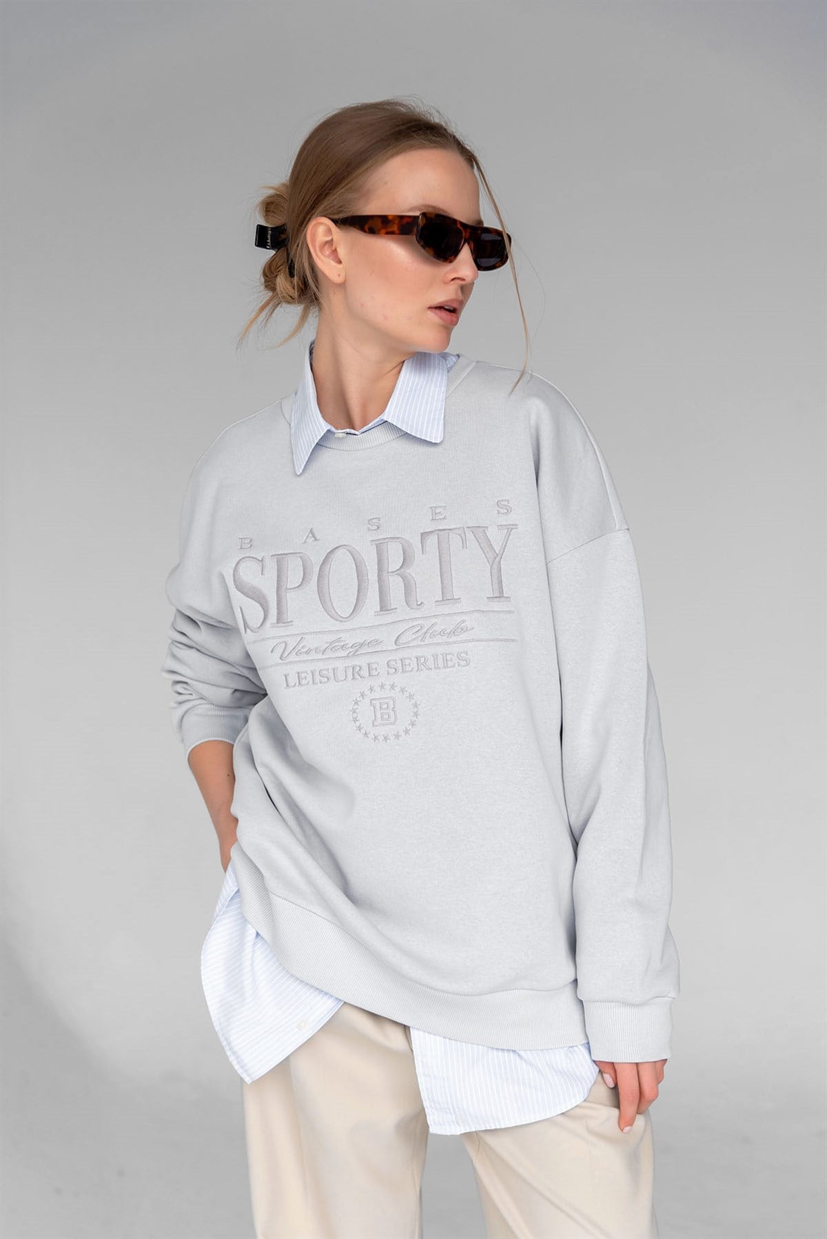 Kadın Gri Oversize Nakışlı Bisiklet Yaka İçi Polarlı Sweatshirt