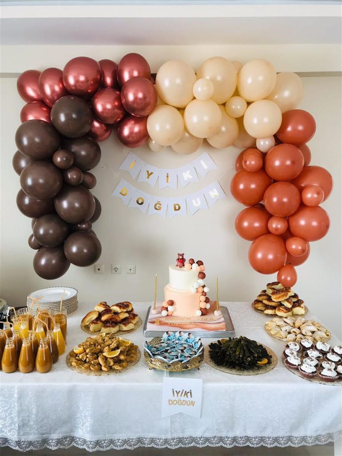 Kahve, Yanık Turuncu, Ten Rengi ve Krom Bakır Doğum Günü Konsepti, Balon Zinciri