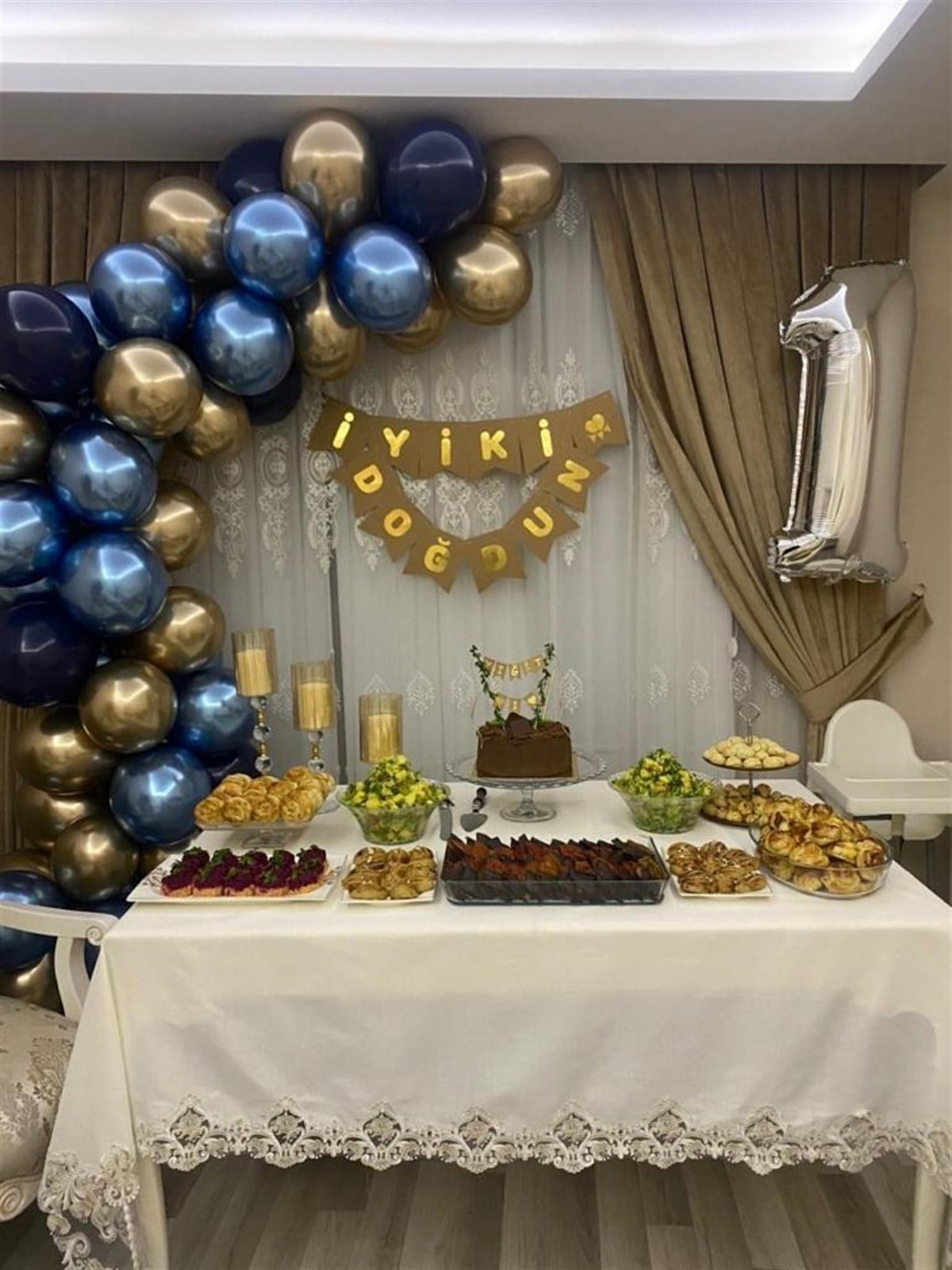 Krom Mavi ve Gold Balon Zinciri ile Bir Yaş Doğum günü Seti
