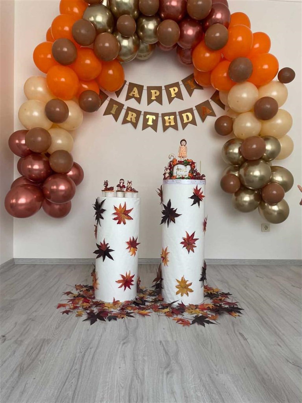 Sonbahar renklerinde balon zinciri ve happy birthday flama