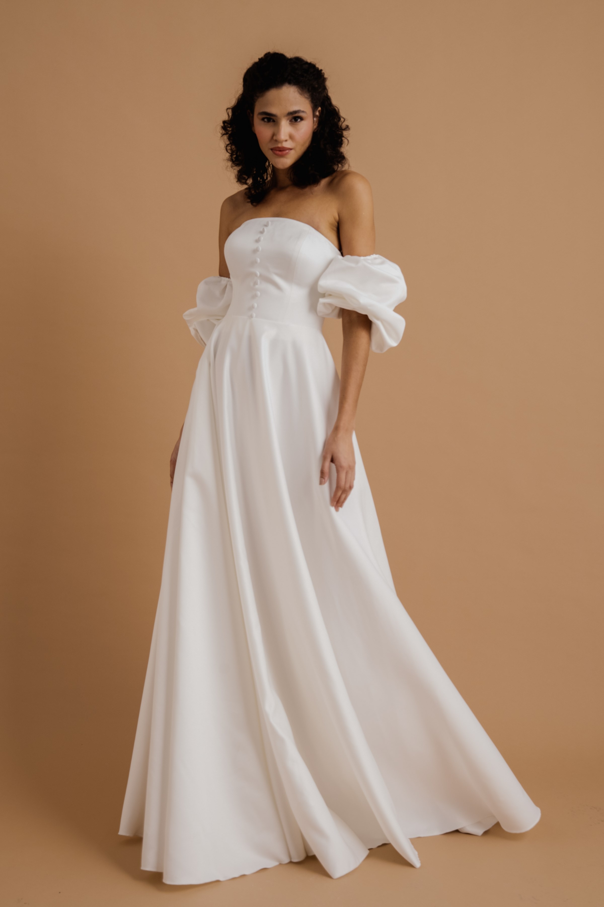 Beyaz Düğme Detaylı Saten Maxi Abiye ve Nikah Elbisesi
