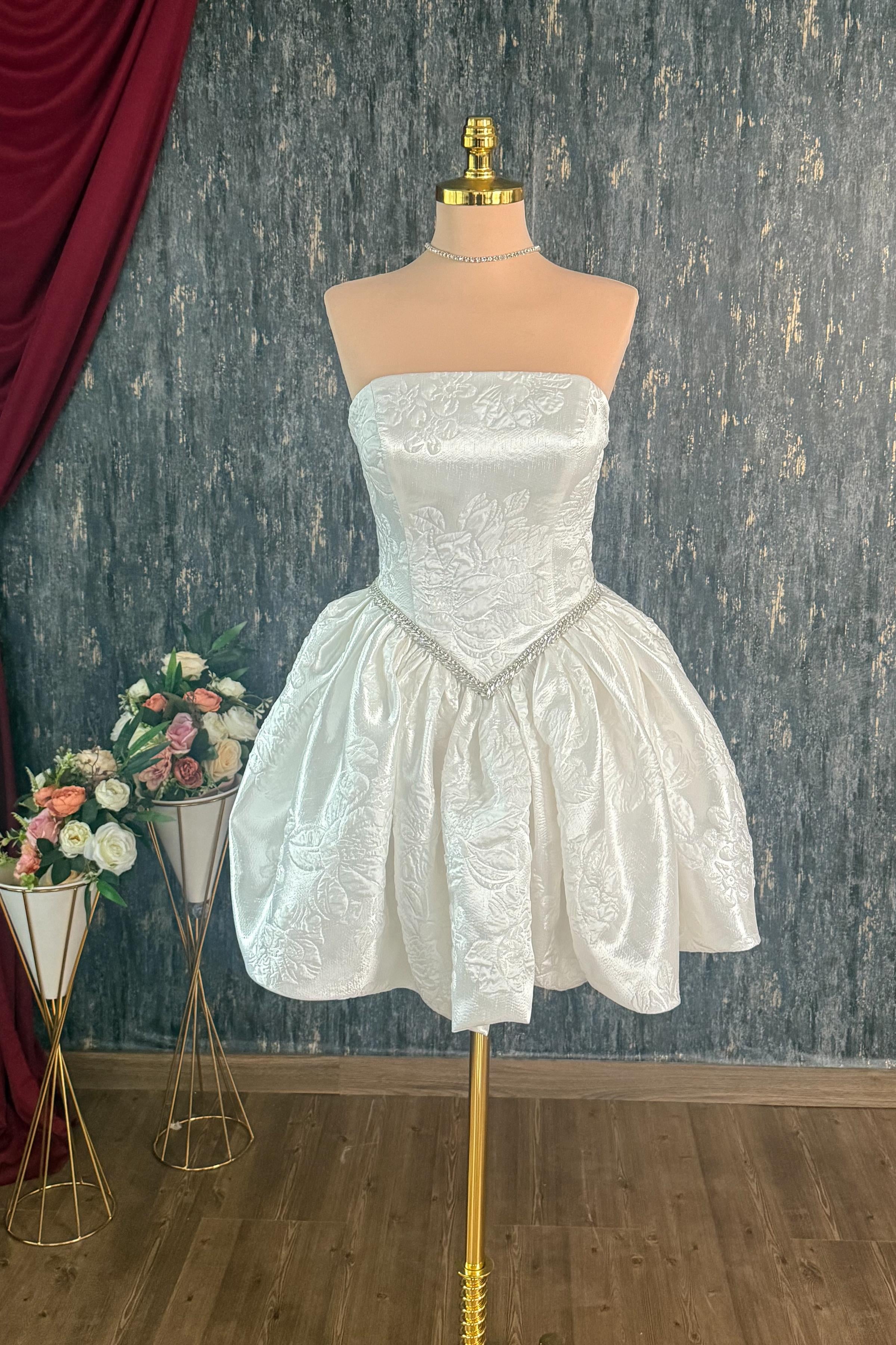 Beyaz Düz Yaka Taş Detaylı Brokar Mini Elbise