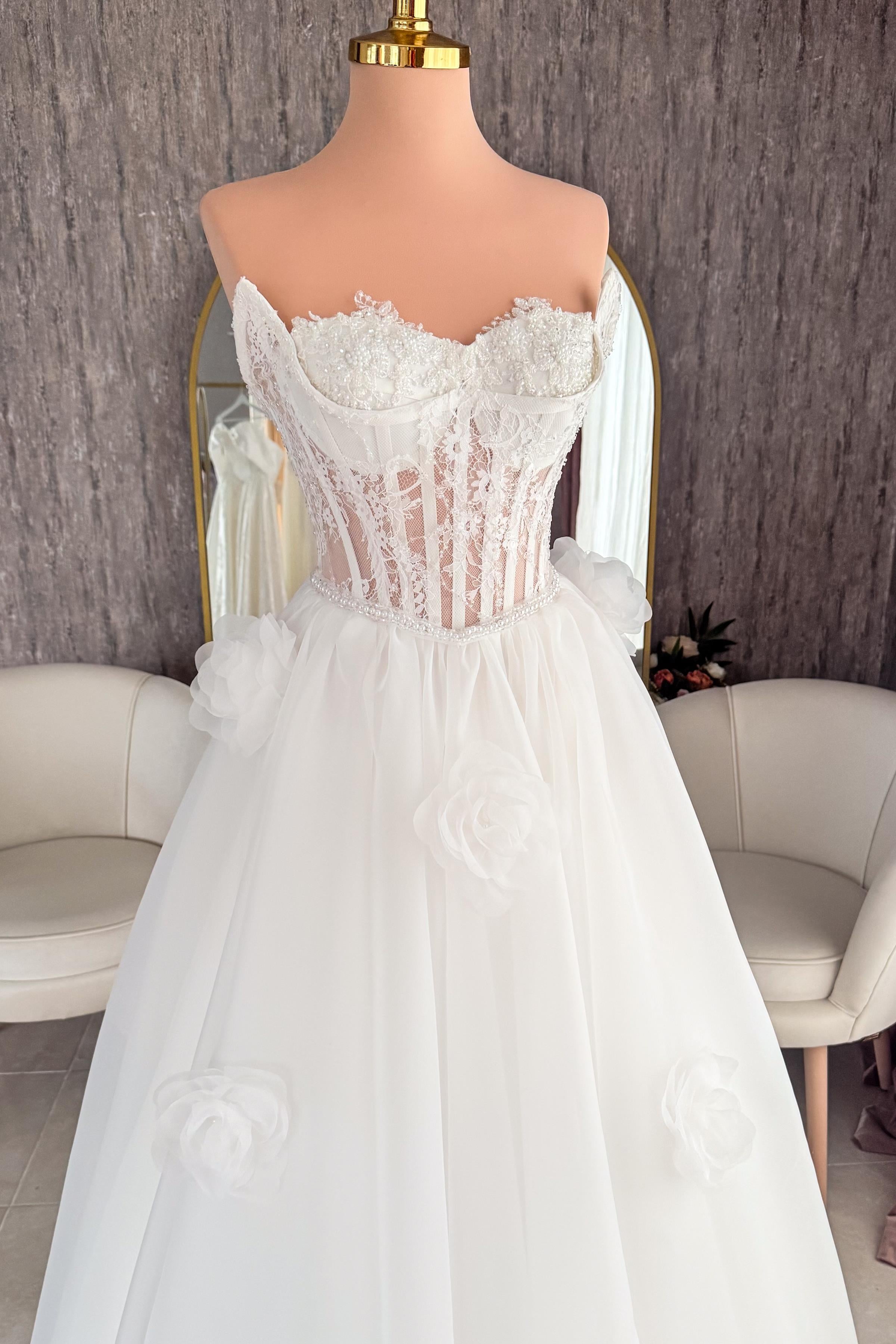 Beyaz Kristal İşlemeli Dantel ve Büyük Çiçek Detaylı Maxi Boy Abiye ve Nikah Elbisesi