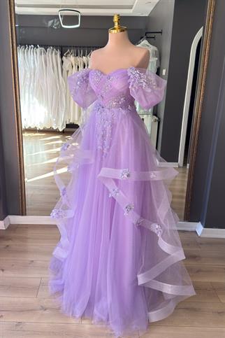 Lila Simli Gren Etekli ve Üç Boyutlu Dantel Detaylı Abiye ve Nişan Elbisesi