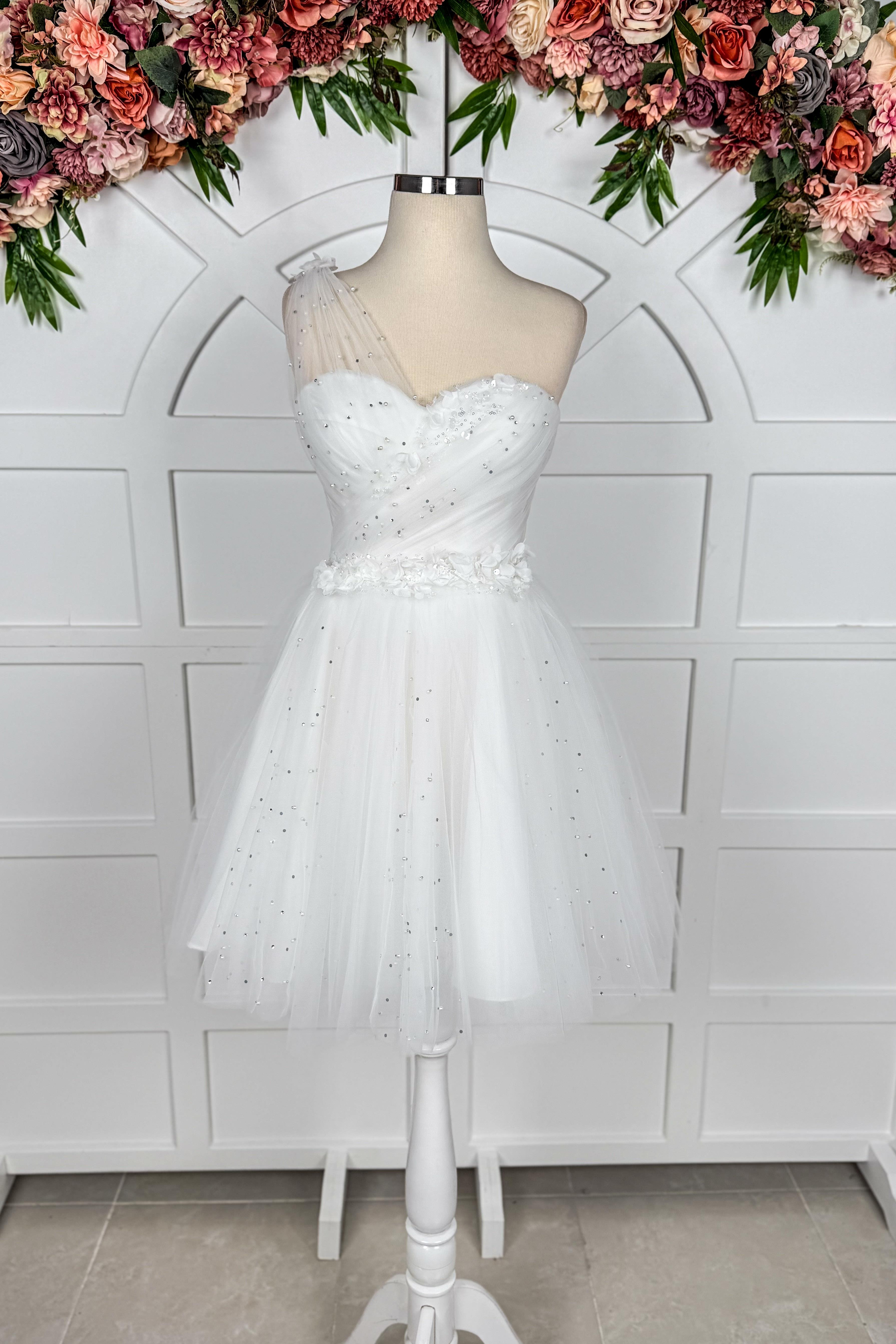 Beyaz İncili Tül ve Dantel Detaylı Tek Omuz Drapeli Mini Abiye ve Nikah Elbisesi