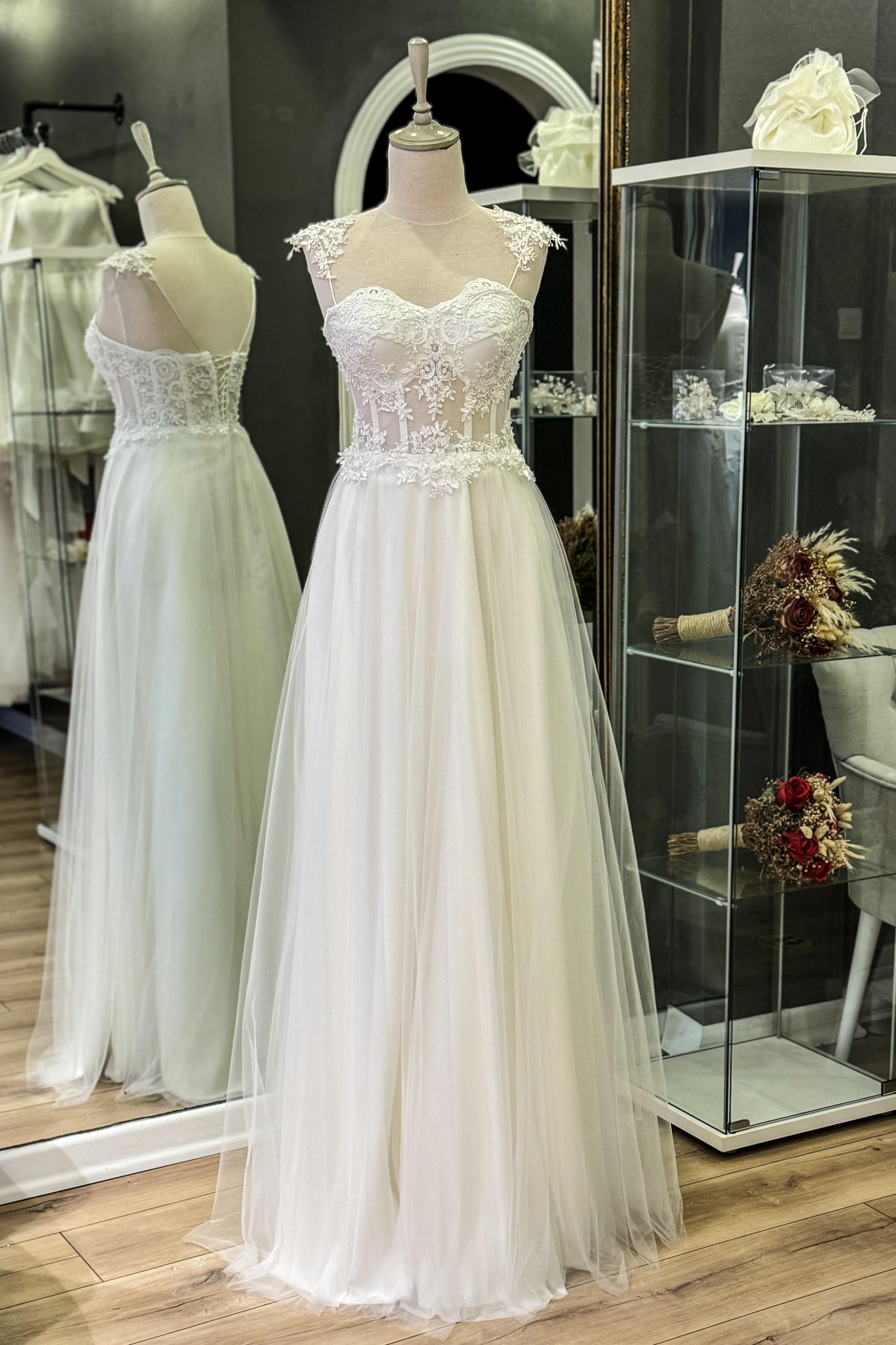 Beyaz İşlemeli Dantel Kaplamalı Maxi Boy Abiye Elbise